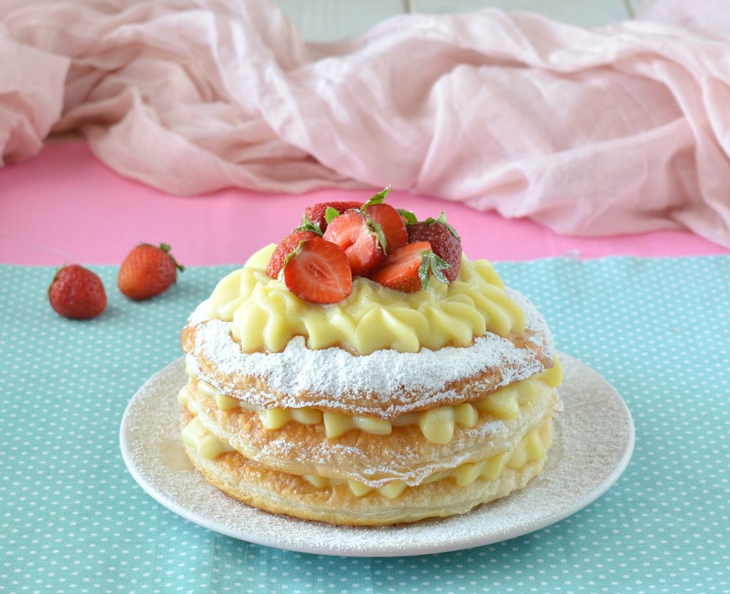 Millefoglie con crema pasticcera e fragole - Un pizzico di ...